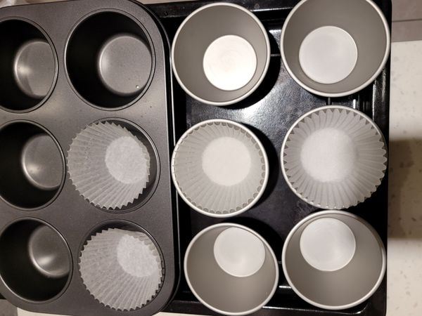 將預熱好的烤箱溫度調降至120度。
把拌好的蛋糕糊倒入模具中，以竹籤用畫圈的方式消除蛋糕糊中較粗的氣泡，在底部大烤盤裡倒入熱水至三分之一滿，放入烤箱以上下火120度烤25分鐘。