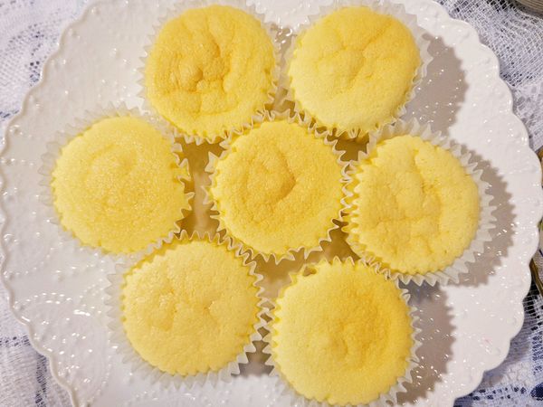 蛋糕出爐後立即取出放涼，將以已放涼的蛋糕放置冰箱冷藏一晚，隔天吃更好吃。