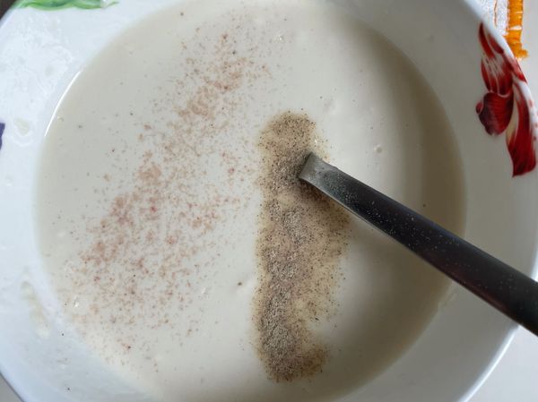 加入鹽及胡椒粉