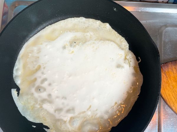 將麵糊倒入鍋中
記得鍋不用太熱
油ㄧ點點
倒入後中火煎2面