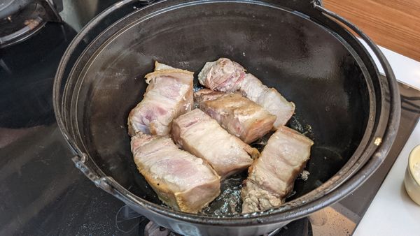 五花肉切塊狀放入鍋中煎至金黃色