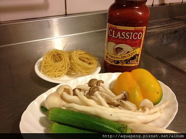 步驟1一開始我們先將蔬菜都洗乾淨之後再都備好放置一旁等待備用～