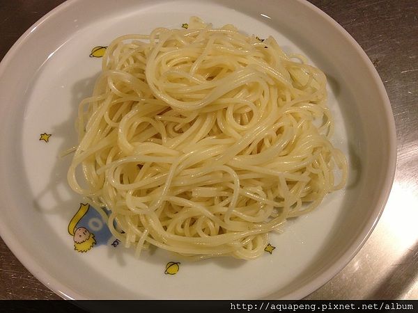 步驟5接著將先前準備好的麵條擺盤