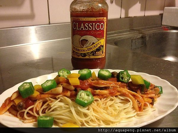 步驟6然後上面倒入拌炒好的野菇茄汁醬,然後撒上些川燙的鮮蔬,即完成囉～

--Classico蘑菇橄欖口味---
新鮮食材 粒粒口感 │ 道地義大利風味Classico義大利麵醬的製作靈感，源自義大利多個地點，採用藤蔓上自然熟成的番茄輔以當地特色食材, 並合精選辛香料，造就了獨一無二的Classico義大利麵醬，讓你在家輕鬆調製出道地的義大利風味。