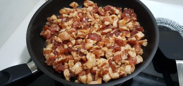 將豬肉淹泡一些米酒，去腥。