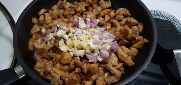 加入紅蔥末及蒜末，繼續翻炒。