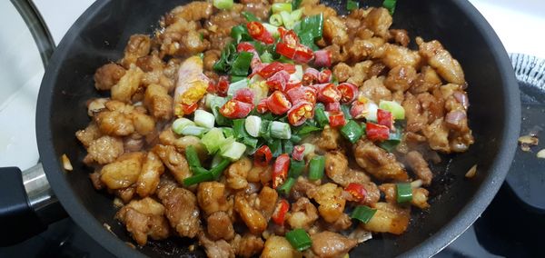 加入蔥末及辣椒，稍作翻炒。