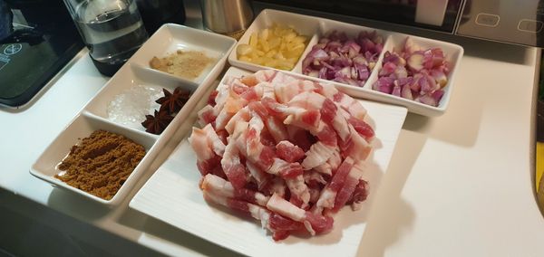 將五花肉切成條狀，或丁狀。