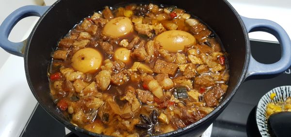 換深鍋，將炒好的肉末放入，可依照個人喜好，加入蛋或豆干丁。
加入些許的水，及醬油，白胡椒粉，八角，覆蓋所有食材以小火悶煮，等待過程約再加入2-3次的水，熬煮約30-40分鐘，即可完成。