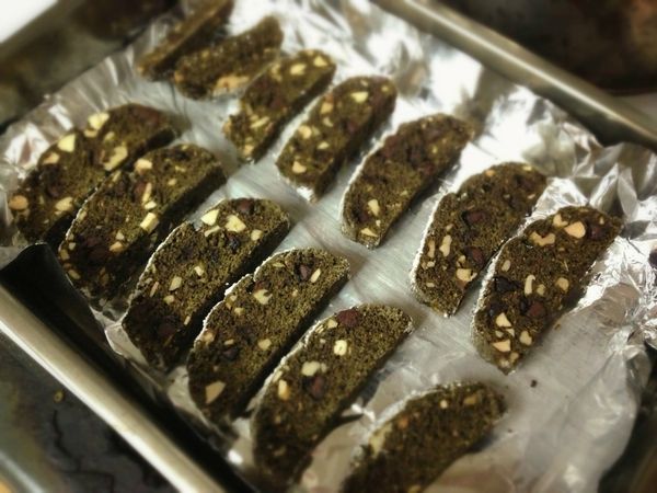 取出烤盤，將麵糰放涼，約40分鐘。以刀子切成寬約1.5cm的biscotti，切面朝上，入烤箱以140度C再烤30分鐘。