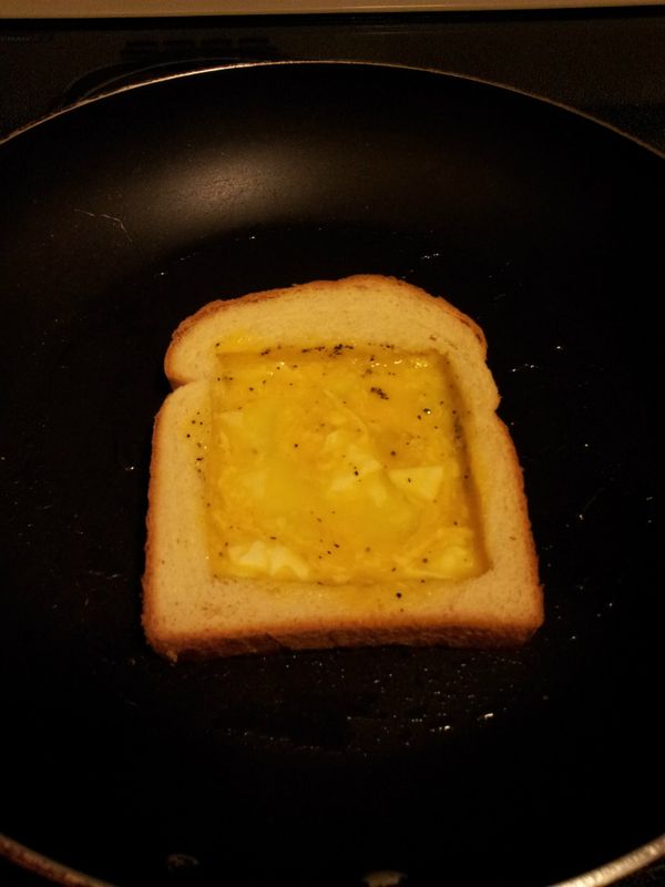 將土司挖空，利用土司框去煎蛋。
並加入適量的黑胡椒、鹽
攪拌