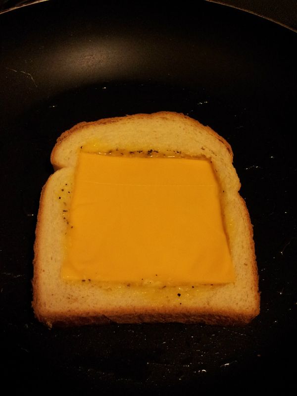 等待蛋的底部凝固後在放入起司片