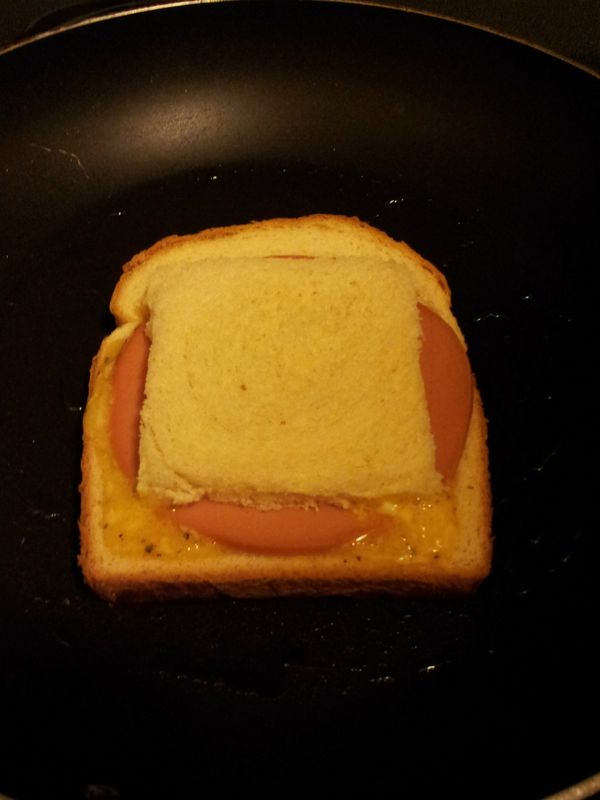 將切掉的土司片蓋回去