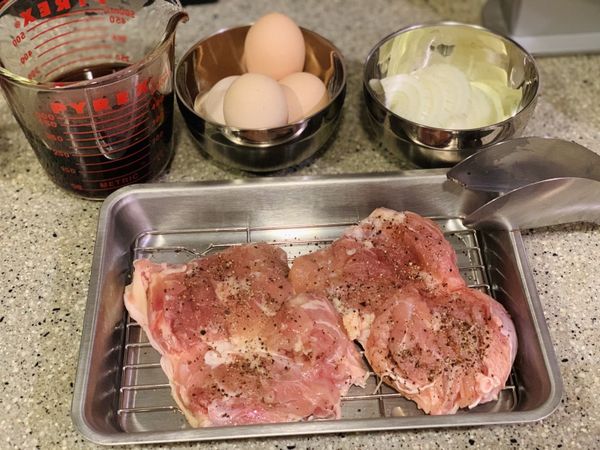 去骨雞腿肉先灑上些許的鹽和黑胡椒，洋蔥切條狀，雞蛋、醬汁可先備好。