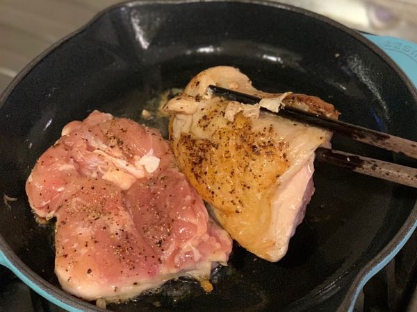 熱鍋加少許油，雞皮麵朝下，煎至雞皮金黃後取出。