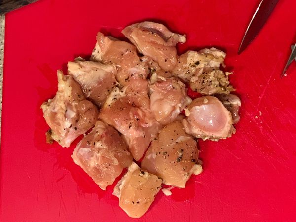 雞皮朝下切適口大小。