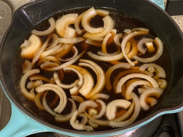 原鍋炒香洋蔥，倒入醬汁，等洋蔥煮軟煮透。