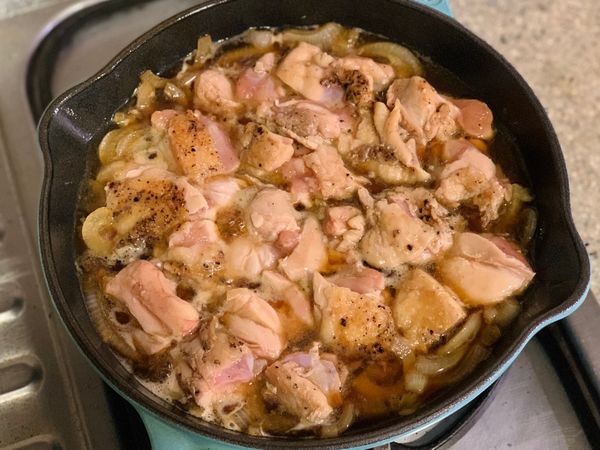 切好的雞腿肉放回鍋內、煮至雞肉熟（大約5-8分鐘）。