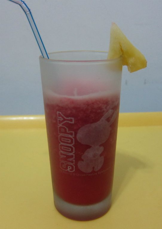 甜菜根+鳳梨+適量的冷開水喔！