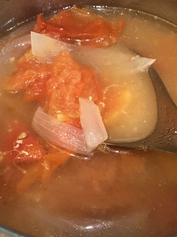 高湯加入蕃茄、洋蔥。