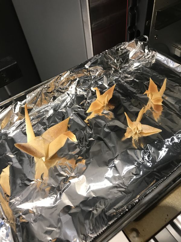 放入烤箱約烤三分鈡（每部烤箱溫度不一樣），必須很小心，一不小心就會黑、焦掉。