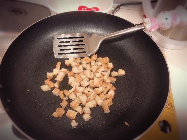 鍋子熱鍋 倒入橄欖油
下黑輪