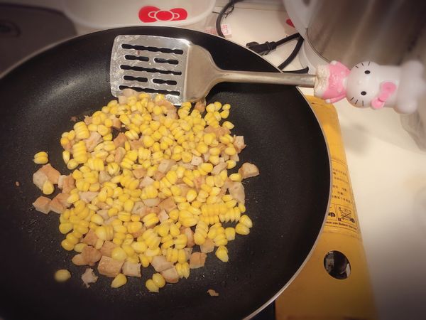下玉米 均勻炒一下