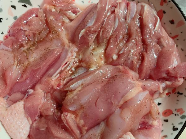 雞腿先用醃料：米酒、白胡椒、鹽，抹在肉那面，放冰箱一個小時