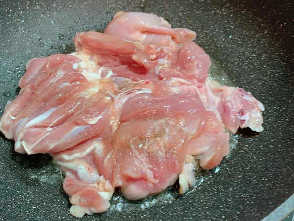 取出雞腿排，熱油鍋，皮那面先煎，2面都恰恰之後就可以倒入照燒醬嘍！