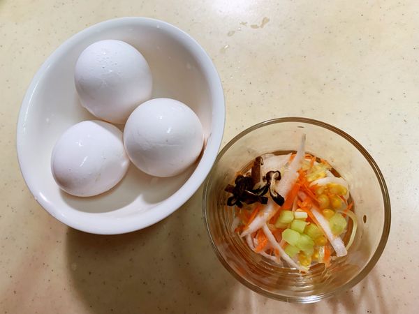 蛋3個，一個水煮，一個蒸煮，另一個做成五色蔬菜蒸蛋。