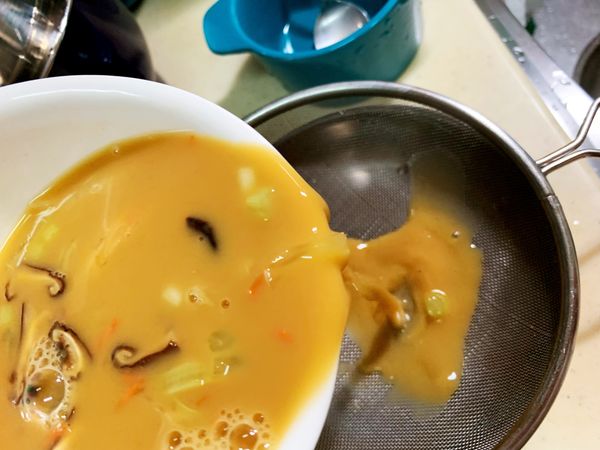 將蛋、蔬菜、1.5～2倍的水和1小湯匙的醬油拌勻並過篩。
