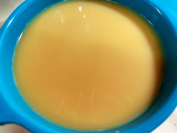 過篩後的蛋液，如果有小泡可以去除。