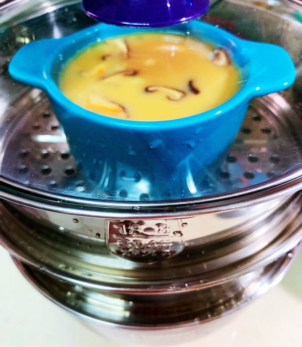 最後將五色蔬菜平鋪在蛋液上方，放入快煮鍋上層蒸熟即可。