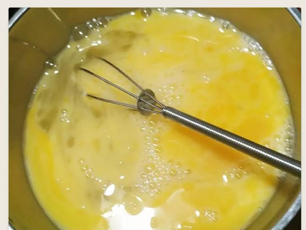 再將蛋打散加少許鹽（可不加鹽）