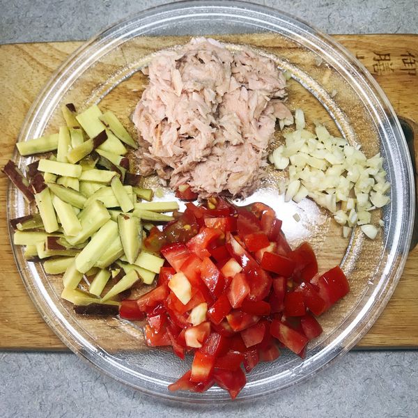 地瓜切小段，牛番茄切丁，蒜頭切碎，把所有的材料跟雞蛋拌勻。