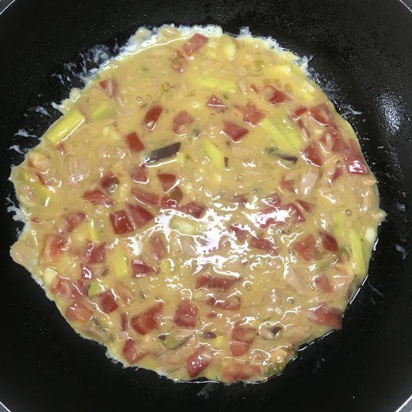 起油鍋，倒入所有材料，待煎至定型後翻面，煎到兩面焦黃即可起鍋。