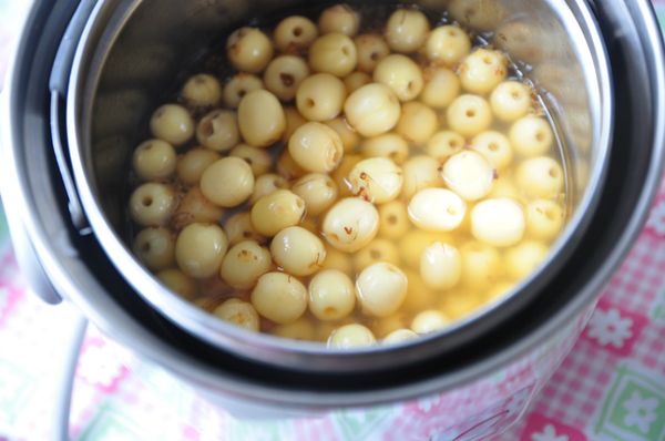 煮蓮子千萬別泡水，洗一洗，直接放入滾水燉煮，水泡越久，越不易爛