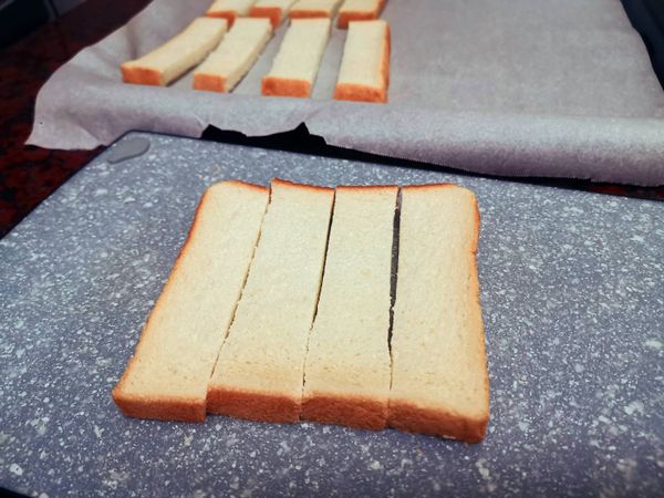 一片吐司，切成四等份