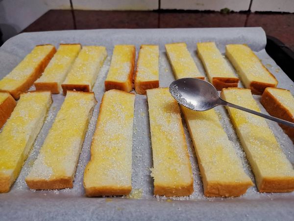 再吐司上加上白砂糖，兩邊都要加