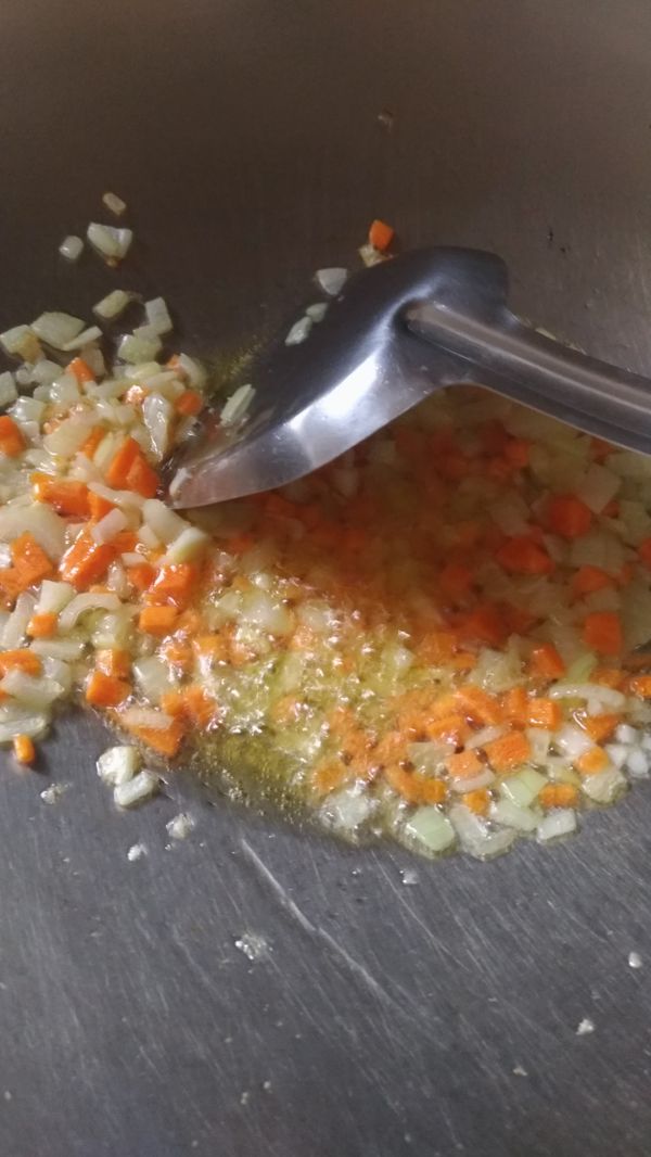 鍋用少量油，炒香洋蔥末，紅蘿蔔塊未，圖示所示的油過多