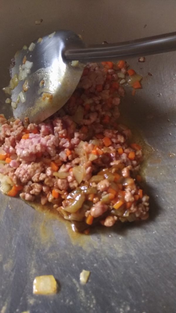 加絞肉，咖喱塊，調味料，用絞肉的油，煸炒咖喱塊均勻入味，盡量炒乾餡料