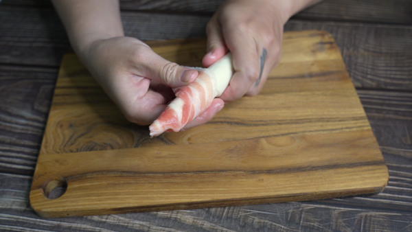 將火鍋肉片以斜紋方式
捲在茭白筍上
每一根茭白筍捲2片肉
這樣口感比較扎實