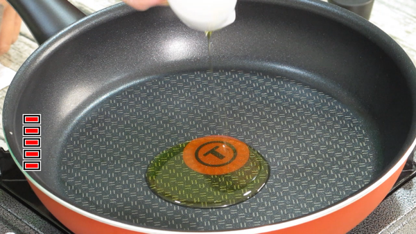開大火熱鍋
隨即倒入食用油