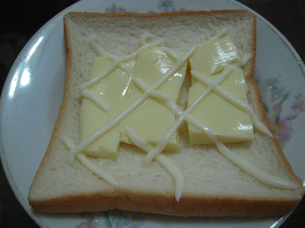 將桂冠芙蓉豆腐切成薄片，平放於土司上(土司先用烤麵包機烤過)，在隨意的擠上桂冠拉沙，在放上另一片土司。