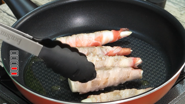 開始出現嗶嗶啵啵的聲音時
轉【中小火】
並不時將茭白捲翻面