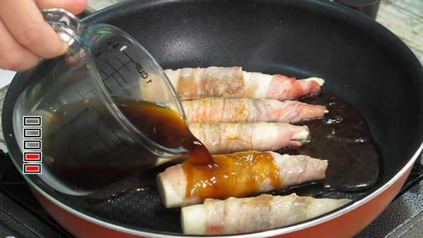 待肉兩面都不見生色時
下醬汁，然後蓋上【鍋蓋】
   
** 沒鍋蓋也沒關係
一樣用中小火慢慢煮
過程中不時翻面
確保肉的每一面都有吸附到醬汁