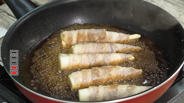 第一次蓋鍋蓋【1分鐘】後開蓋
將茭白捲翻面後
再蓋上鍋蓋