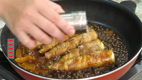 開大火後
收汁的過程會比較快
待醬汁呈現濃稠狀時
撒點胡椒粉
就可以起鍋放飯嘍^_^