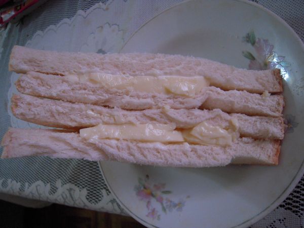 可以切成三明治的形狀，我的懶人早餐就完成了。