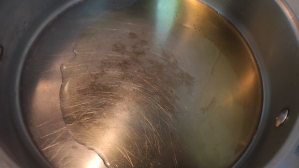 加熱平底鍋，倒入食用油。